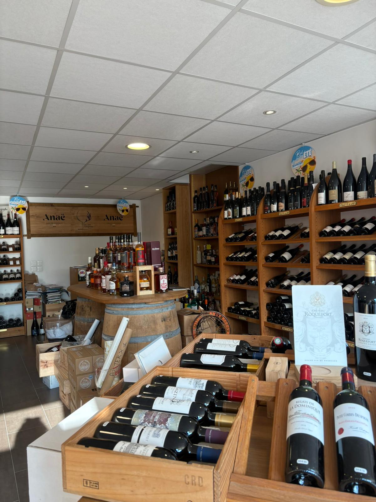 Rayons de vins et casiers en bois à La Cave Solognote